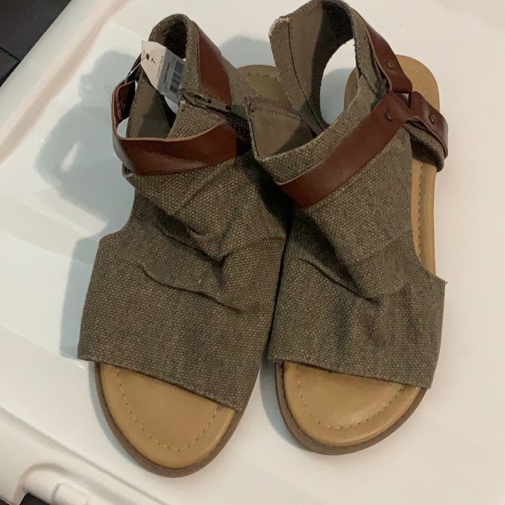 NWT Sandals Size 7